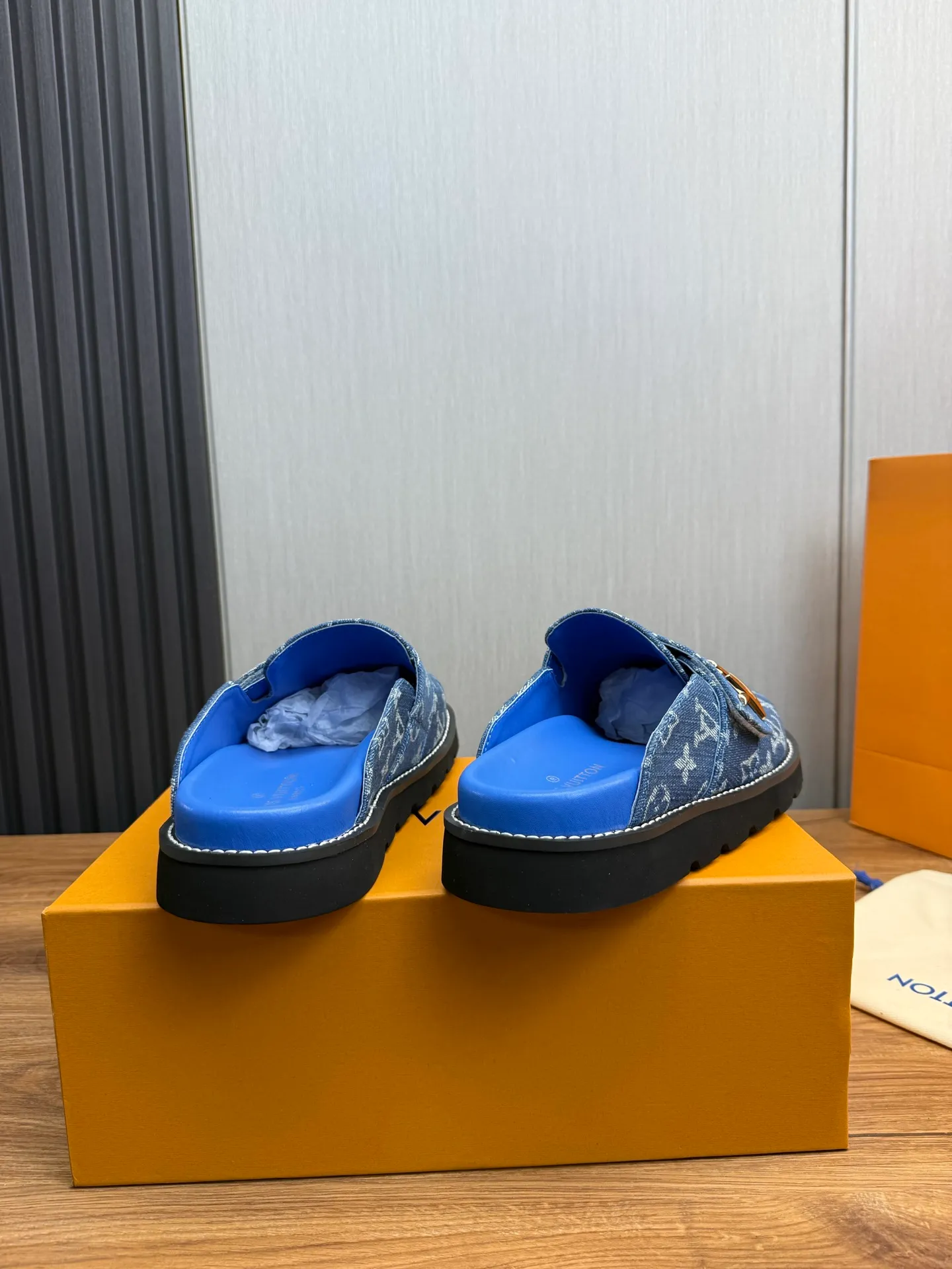 Men's shoes 💰420💰 Lv. hot selling men's slippers 🔥 🩴Official website one to one production 38-45 sizes 45 46 🉑️Customized!